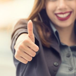 グッドサインをする女性