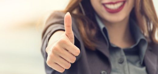 グッドサインをする女性